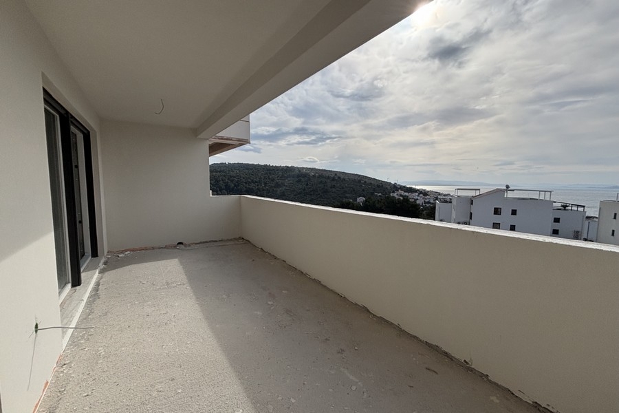 Überdachte Terrasse mit Blick auf die Umgebung und das Meer