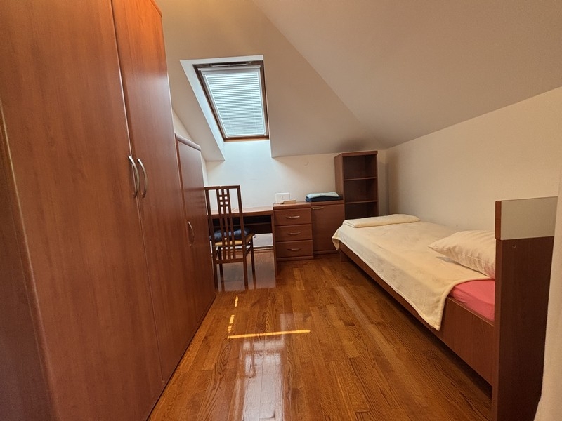 Weiteres Schlafzimmer mit Einzelbett und Dachschräge