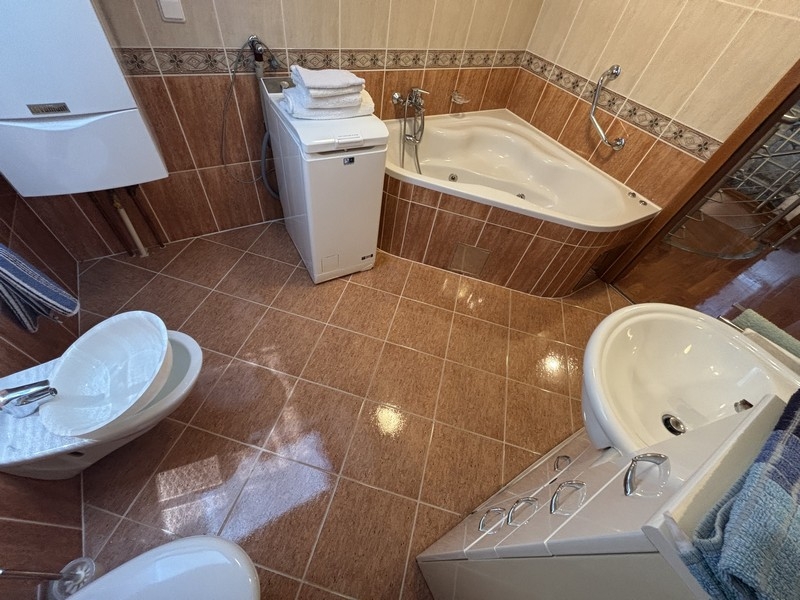 Badezimmer mit Badewanne und Sanitäranlagen