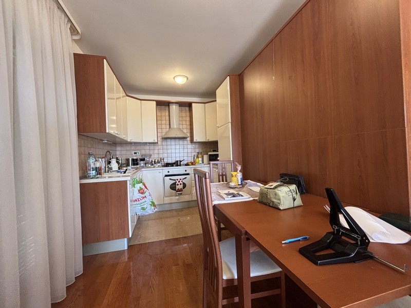 Küche mit Einbauküche und Tischbereich