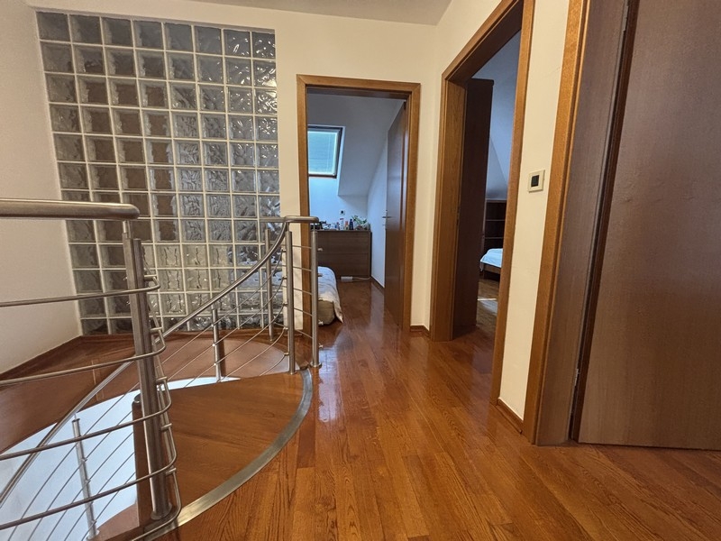 Flur im Obergeschoss mit Glasbausteinwand