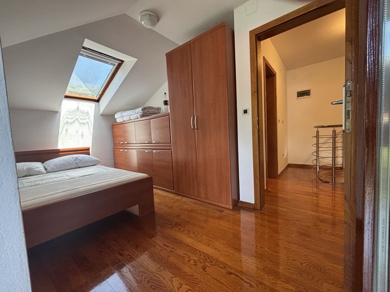 Schlafzimmer im Dachgeschoss mit Einbauschrank