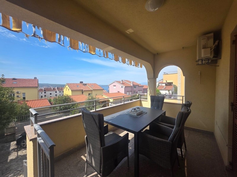 Blick von der Terrasse auf das Meer. 