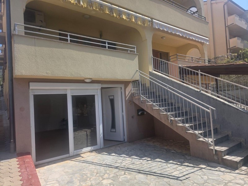 Wohnzimmer mit Zugang zur Loggia und Meerblick