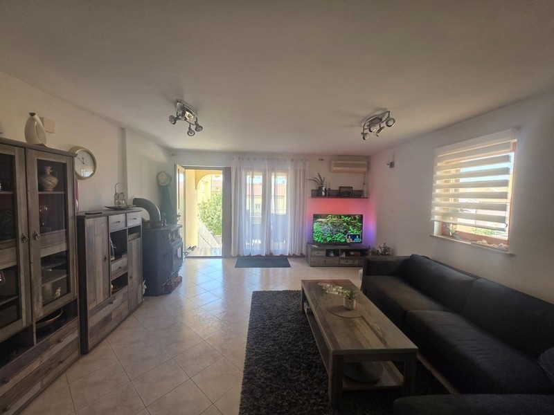 Küche mit Einbaugeräten in kompakter Ausführung