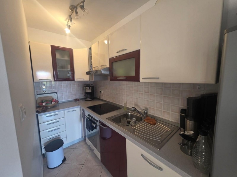 Schlafzimmer mit Doppelbett und Kleiderschrank