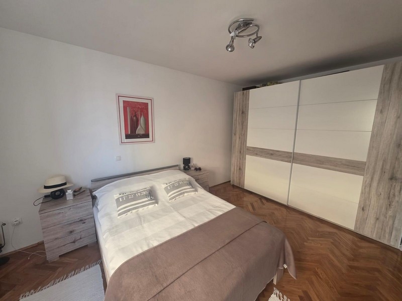 Badezimmer mit Dusche, Waschmaschine und Fenster