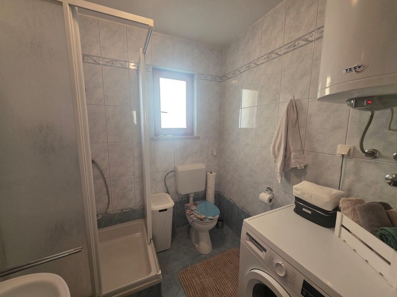 Studio im Untergeschoss mit offenem Raum und Küchenzeile