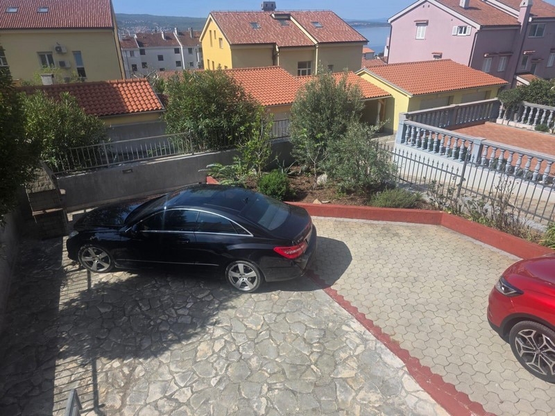 Blick über die Nachbarschaft mit teilweisem Meerblick