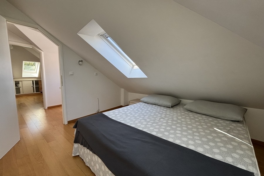 Schlafzimmer mit Doppelbett.