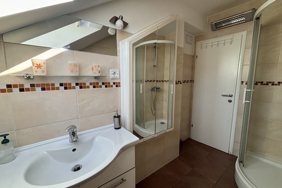 Bad mit Dusche.