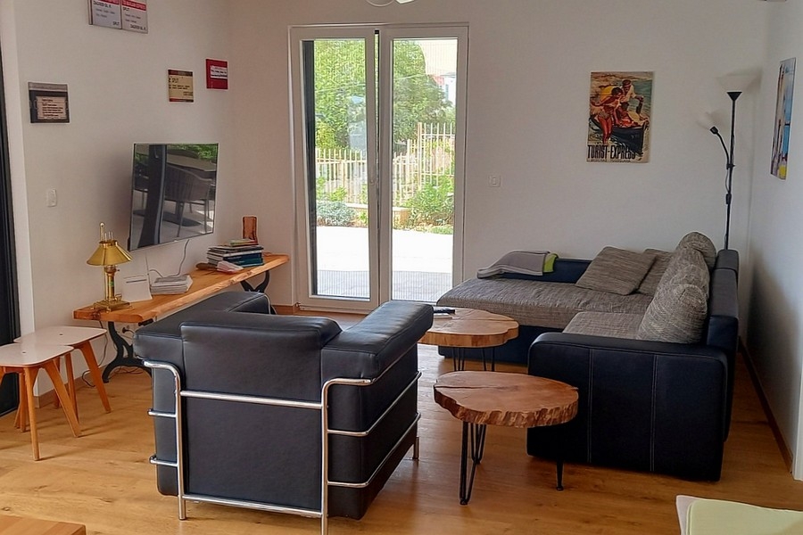Heller Wohnbereich mit Zugang zur Terrasse und moderner Einrichtung