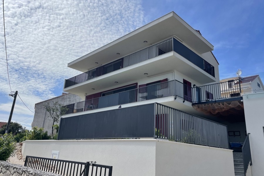 Heller Wohn- und Essbereich mit großer Fensterfront und Meerblick