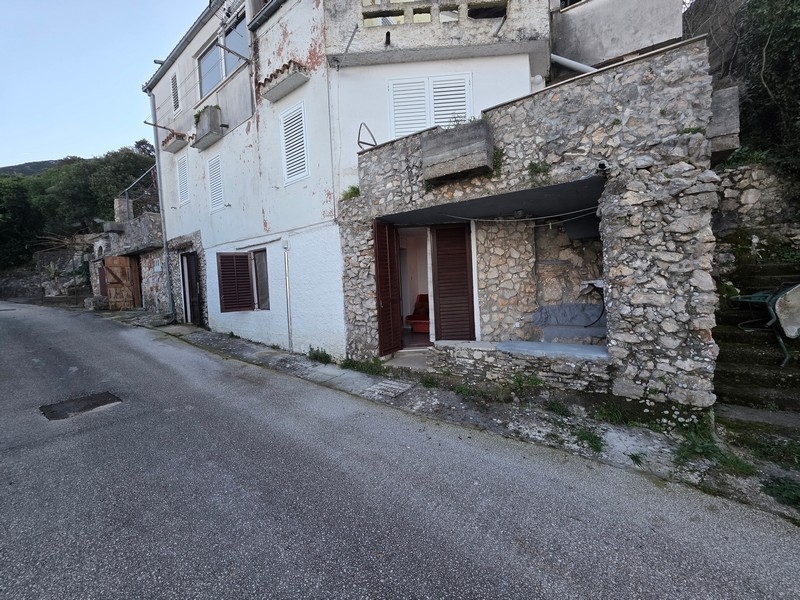 Außenansicht eines traditionellen Steinhauses in Küstenlage