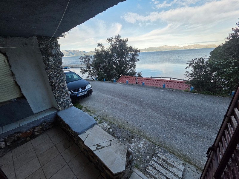 Blick von der Terrasse auf das Meer und die Küstenlandschaft