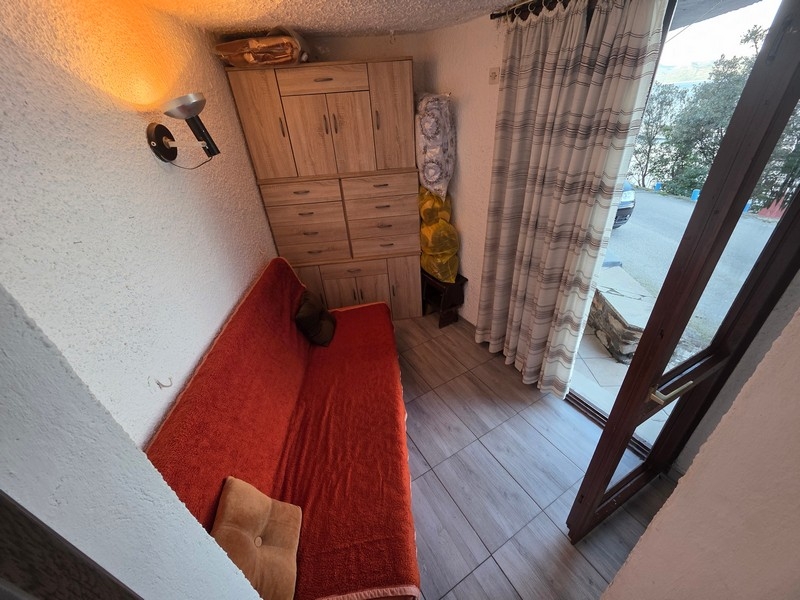 Kleiner Wohnbereich mit Sofa und Zugang nach draußen