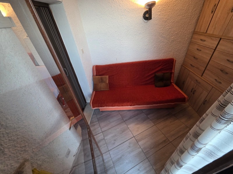 Wohnraum mit Sofa und Stauraum im Eingangsbereich