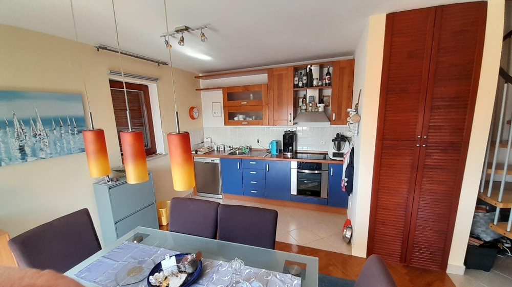 Küche mit Einbaugeräten und Stauraum