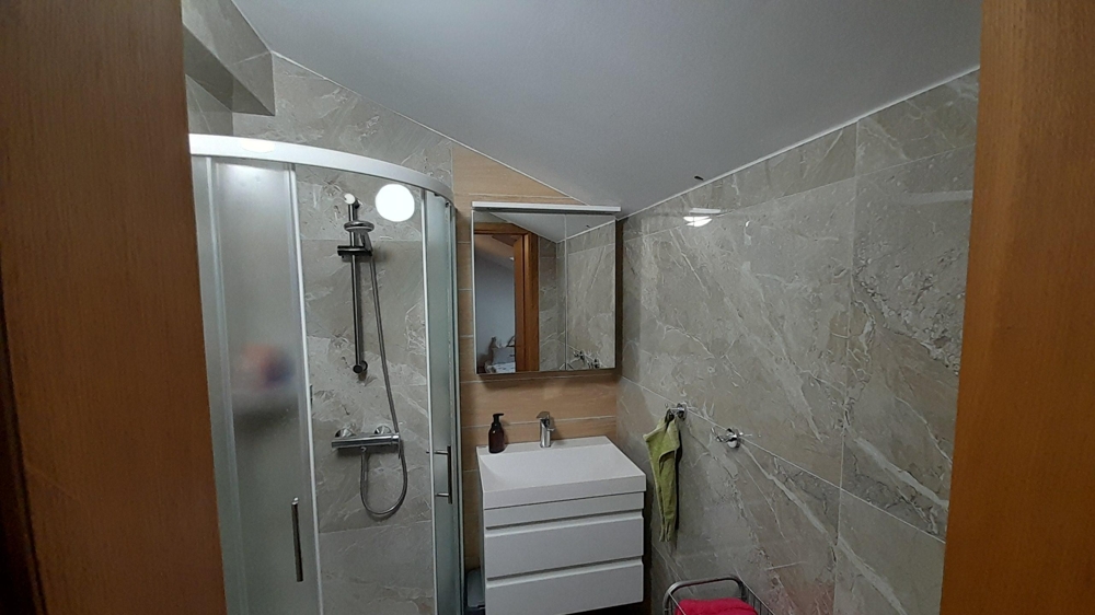 Modernes Badezimmer mit Dusche und Waschtisch