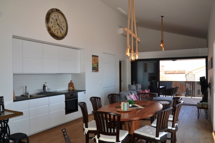 Modern eingerichteter Wohnbereich der Immobilie A3930 in Kroatien.