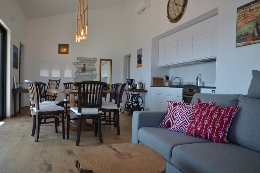 Offener Wohnbereich mit Küche und Esstisch