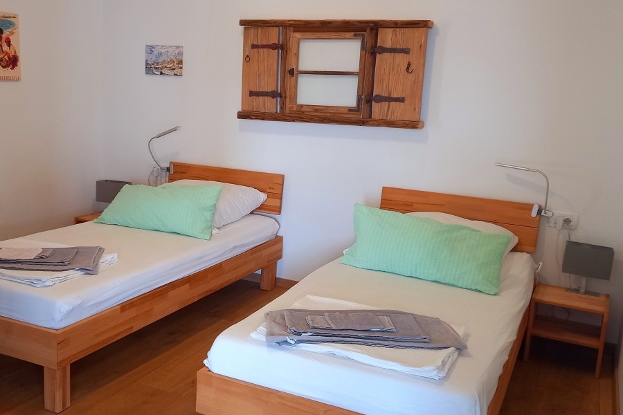 Schlafzimmer mit zwei Einzelbetten