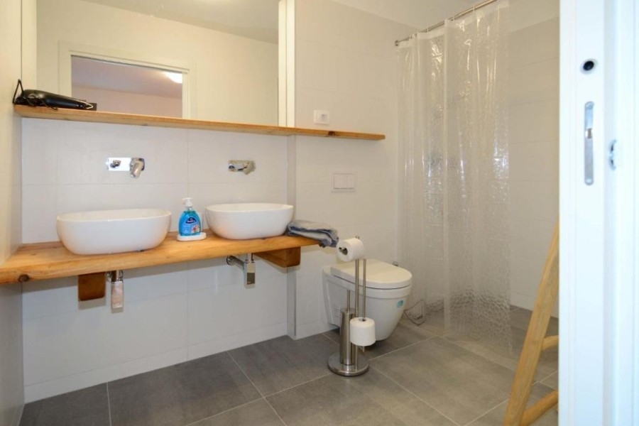Modernes Badezimmer mit Doppelwaschbecken und Dusche