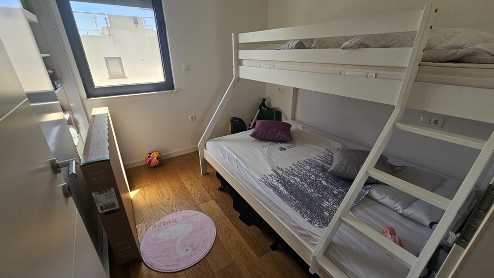 Kinderzimmer mit Etagenbett und Fenster