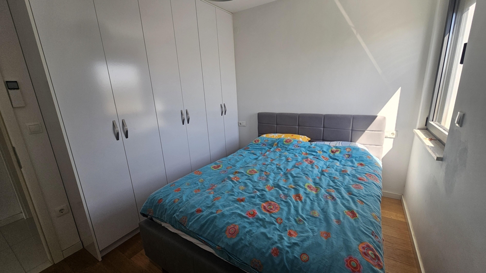 Schlafzimmer mit Einbauschrank und Doppelbett
