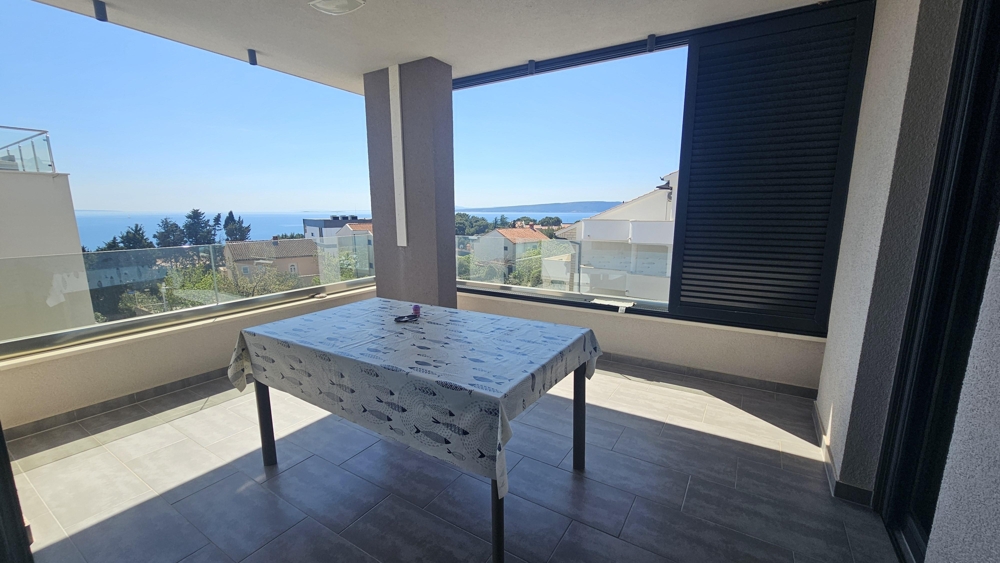 Großer Balkon überdacht mit Meerblick und Blick auf Krk
