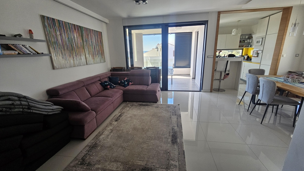 Wohnzimmer mit Zugang zum Balkon moderne Einrichtung