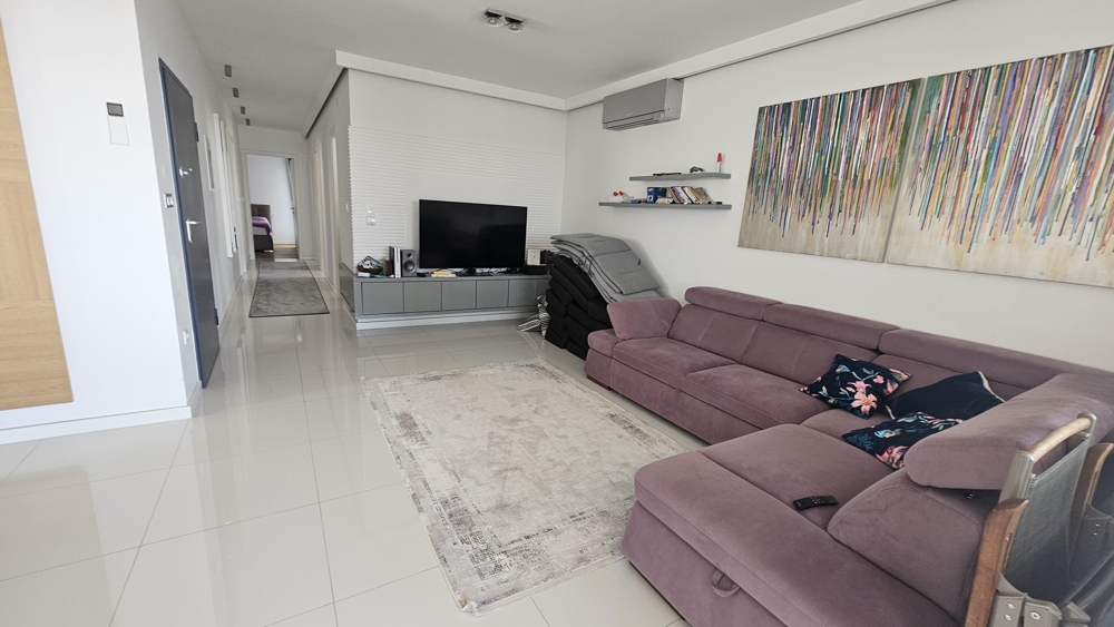 Wohnbereich mit Sofa und TV offene Gestaltung