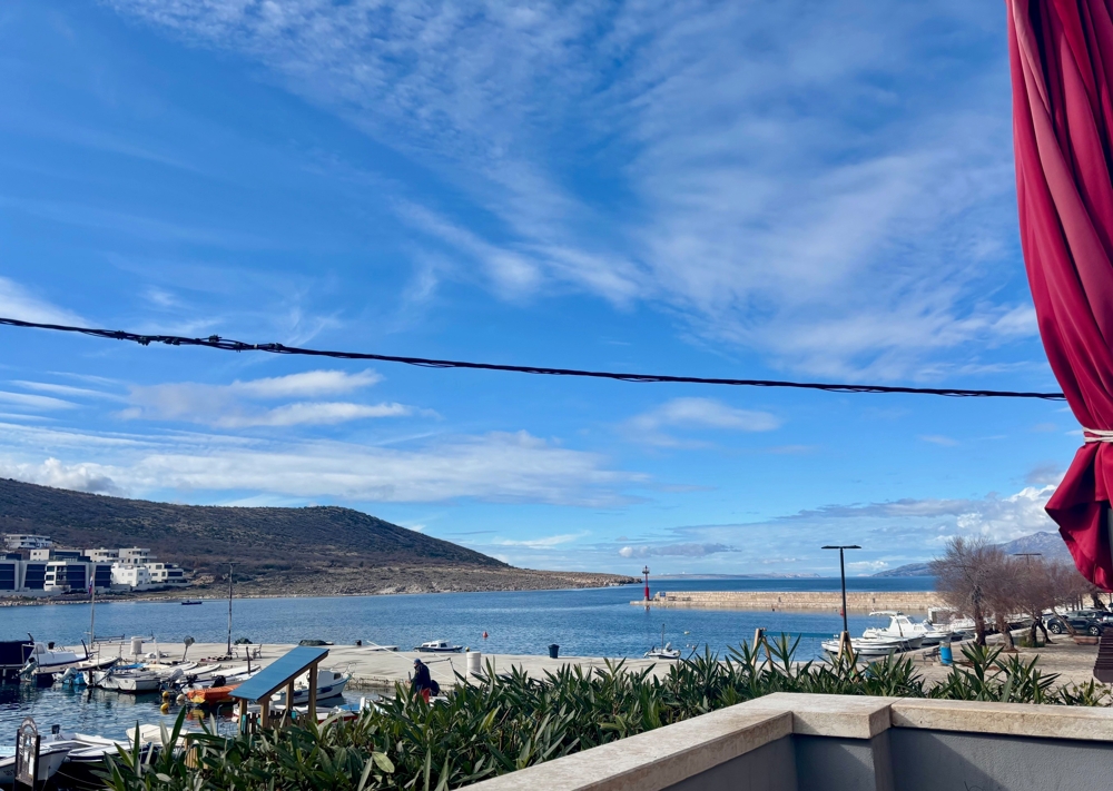 Wohnung direkt am Meer zum Verkauf in Vinjerac.