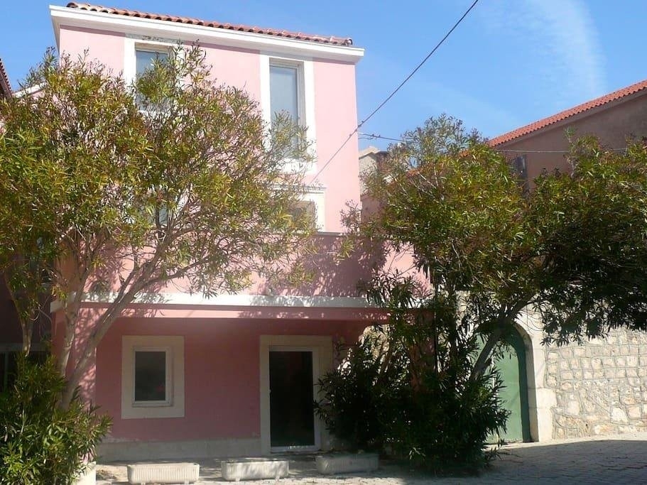 Hausfassade der Immobilie A3932 in ruhiger Küstenlage Kroatien