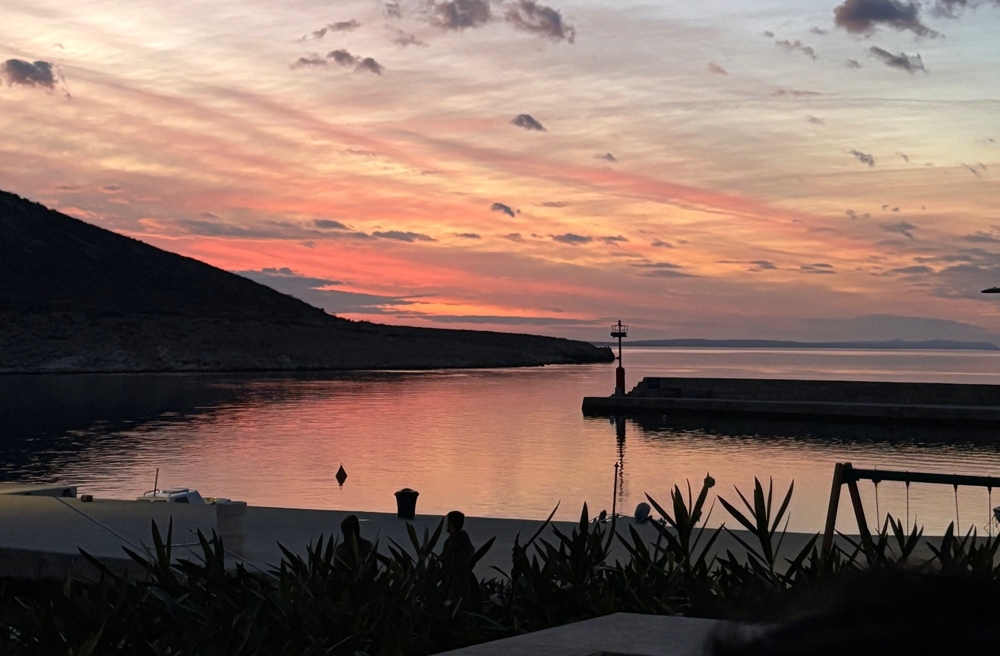 Hafenblick bei Sonnenuntergang am Meer