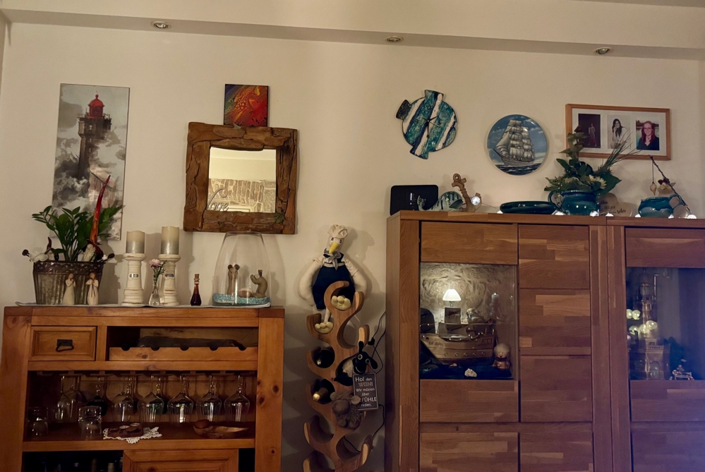 Wohnbereich mit Holzmöbeln und Wanddekoration