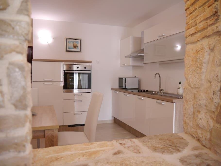 Moderne Küche mit Einbaugeräten