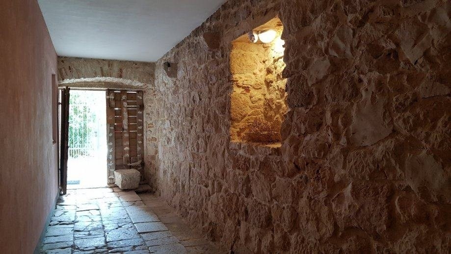 Flur mit Natursteinmauer und Ausgang zur Terrasse