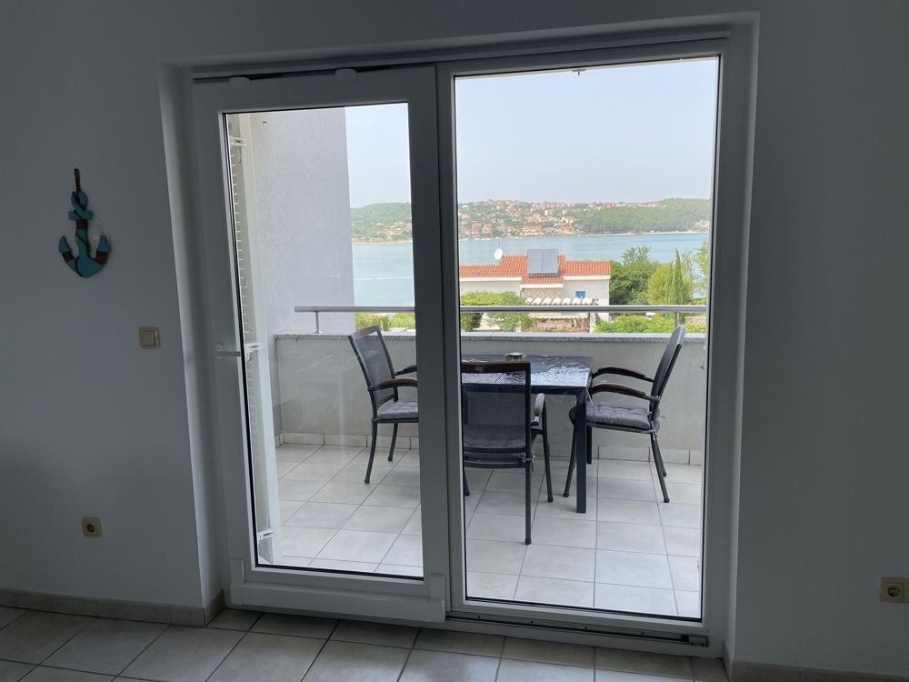 Wohnzimmer mit Sofa und TV