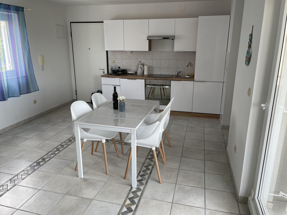 Küche mit Essbereich und moderner Ausstattung