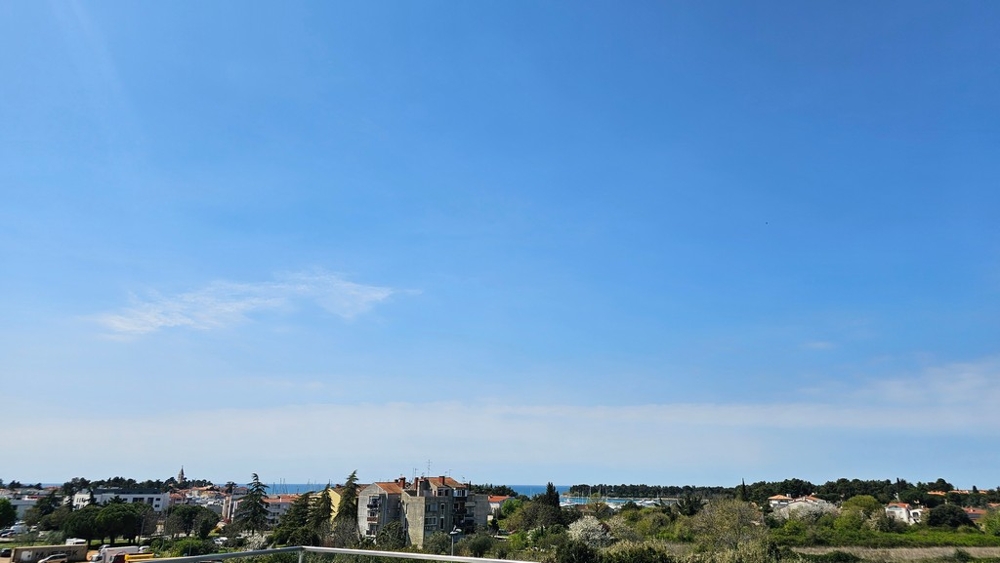 Von der Dachterrasse genießt man Blick bis zum Meer. 