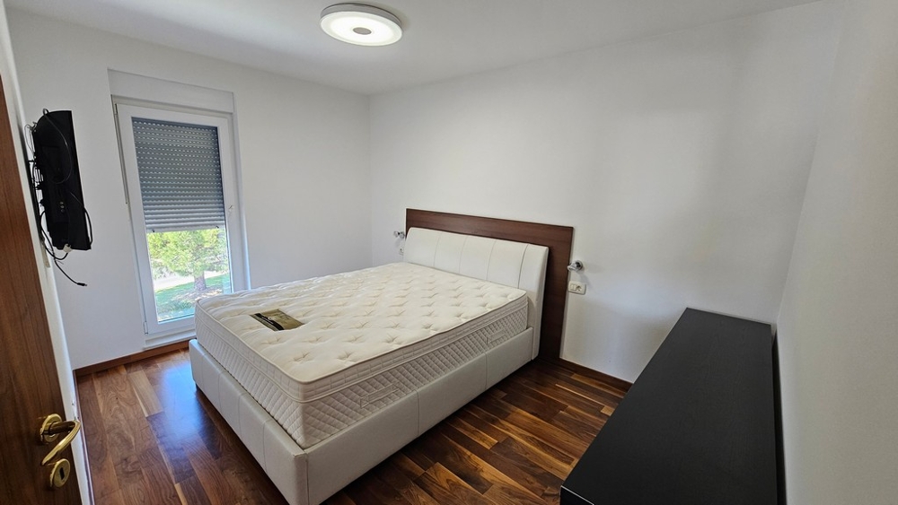 Schlafzimmer mit Doppelbett und Fenster