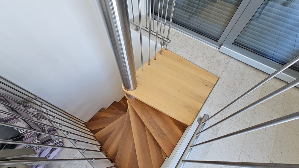 Innentreppe mit Holzstufen und modernem Geländer