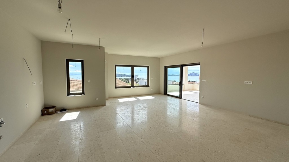 Heller Wohnbereich mit Zugang zur Terrasse