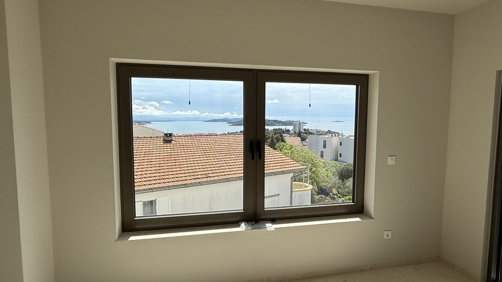 Meerblick durch die Fenster im Wohnbereich
