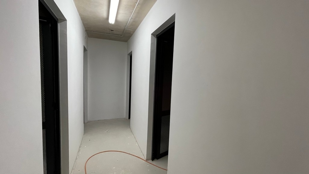 Kellerflur mit Zugang zu den Abstellräumen