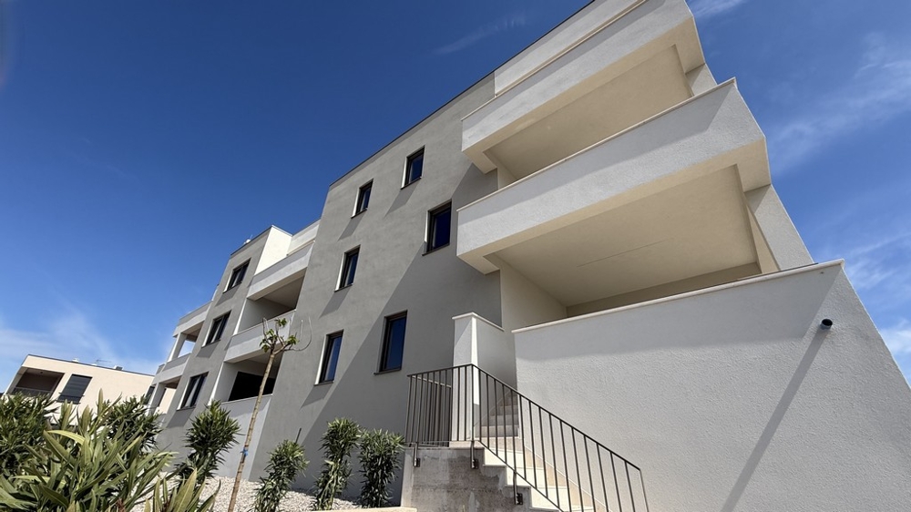 Moderner Neubau in dem die Wohnung A3938 im ersten Obergeschoss zum Verkauf steht.