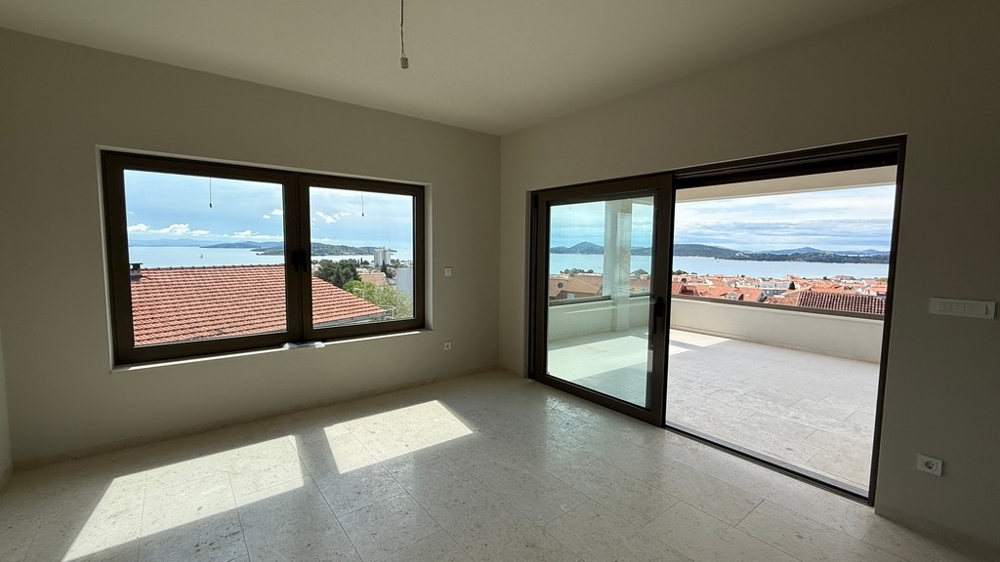 Offener Wohnbereich mit Meerblick und Zugang zur Terrasse