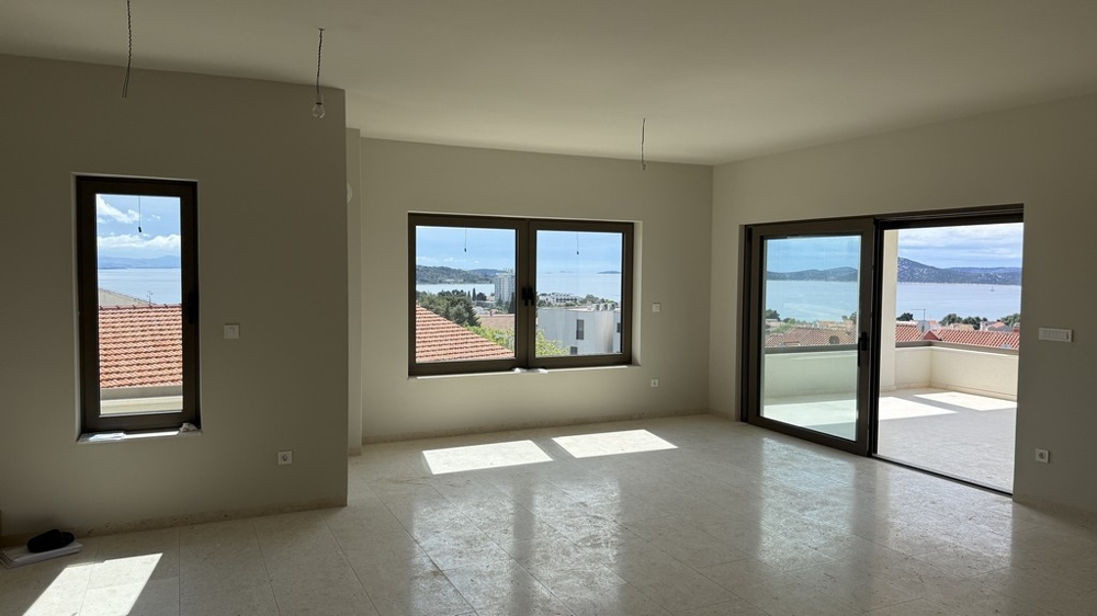 Großzügiger Wohnraum mit Panoramafenstern und Meerblick