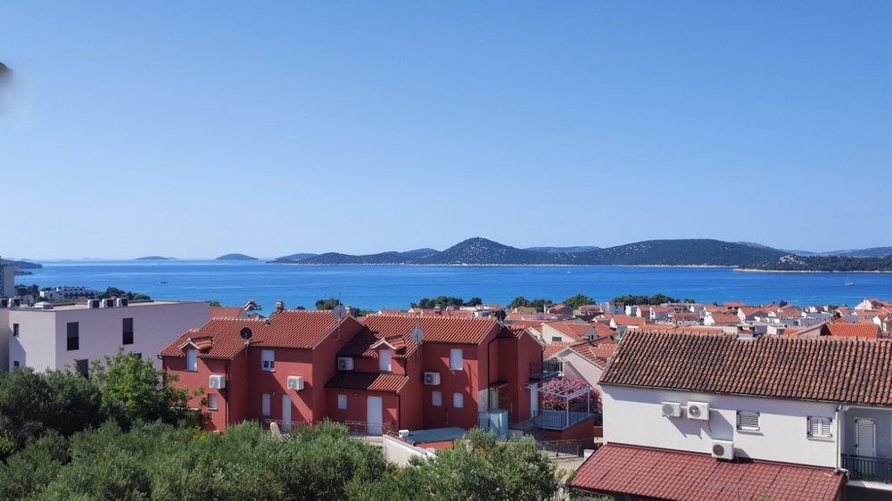 Blick auf die Küstenlinie und den Ort Vodice mit Meer